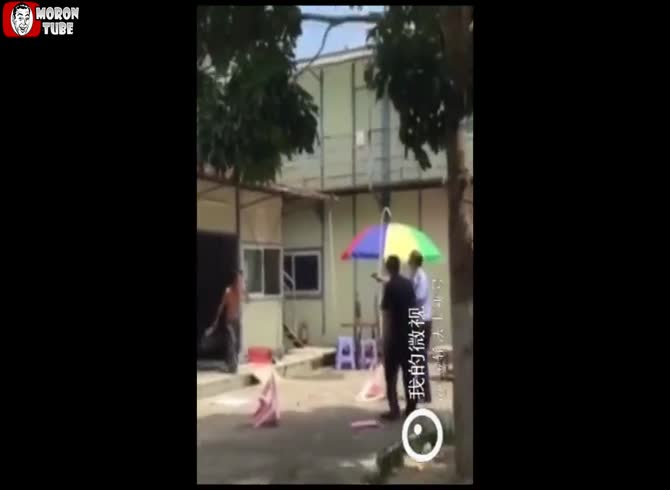 Video :China - a police officer shoots and kills a crazy person brandishing a knife